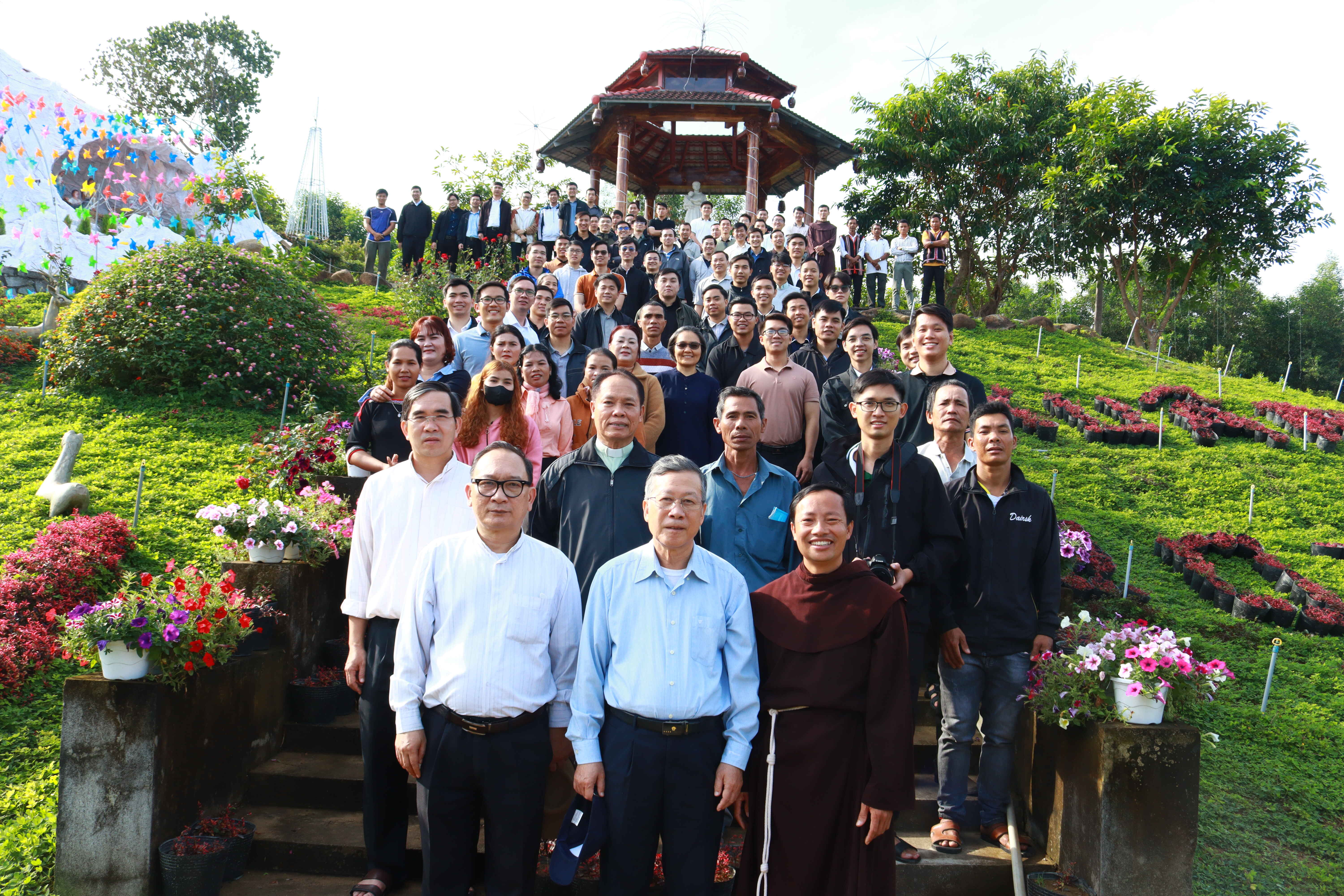 Xu&acirc;n y&ecirc;u thương về tr&ecirc;n Họ đạo Bến Khế