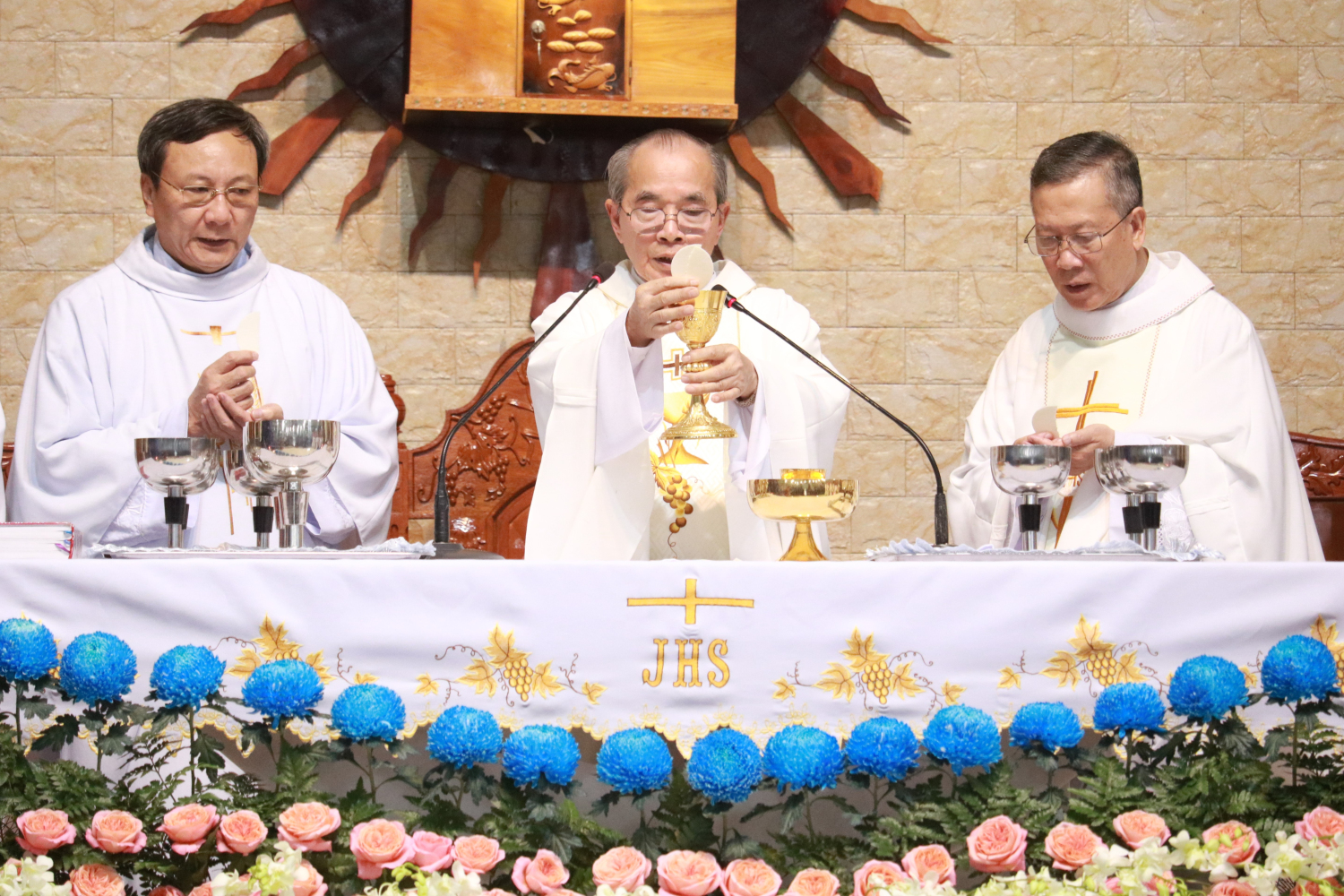 Đại Chủng viện Sao Biển v&agrave; Li&ecirc;n tu sĩ Gi&aacute;o phận Nha Trang h&agrave;nh hương Đền Th&aacute;nh Mẹ Nh&acirc;n L&agrave;nh
